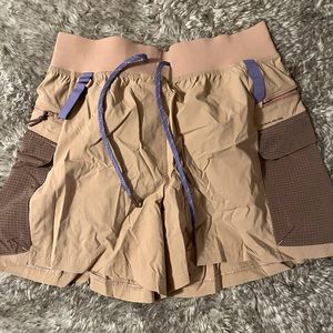 Lululemon multi-pocket high rise hiking short 5”. Size 12.